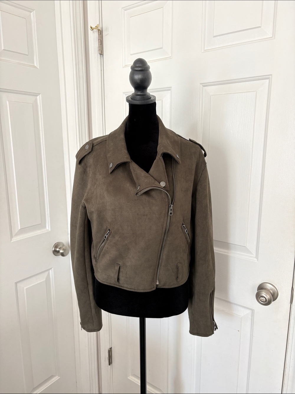 T x S Faux Suede Cropped Moto Jacket in Olive